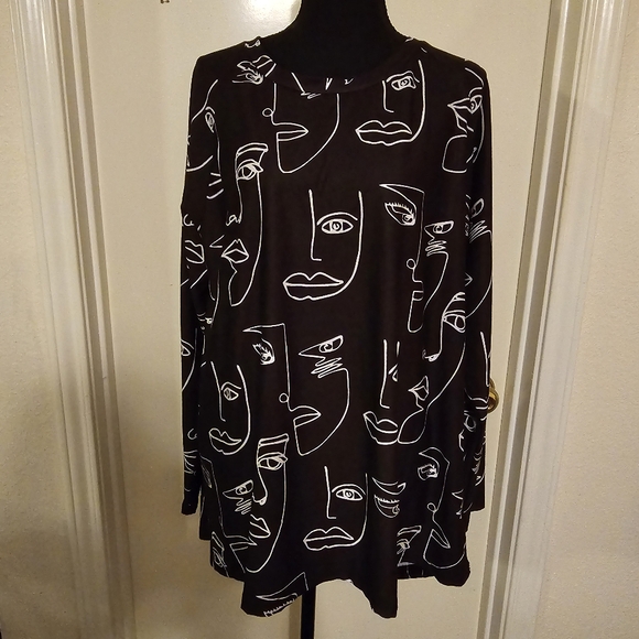 #347 Izuria black and white abstract faces long sleeve crewneck top size 2XL - Picture 2 of 5